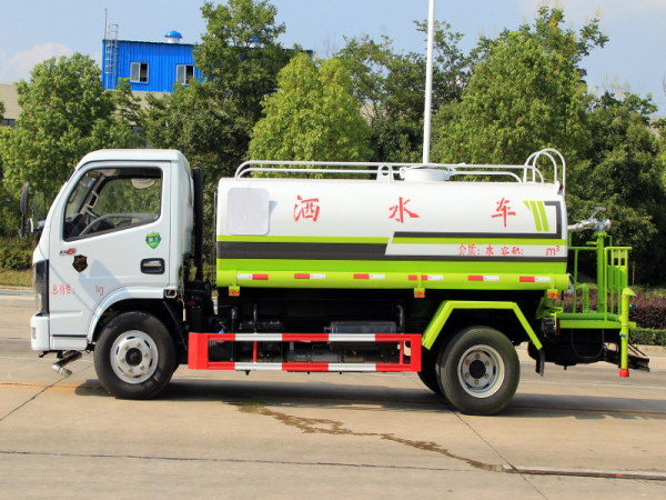 國(guó)六東風(fēng)小多利卡5噸灑水車