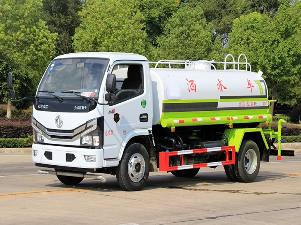 國(guó)六東風(fēng)小多利卡5噸灑水車